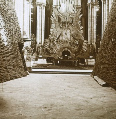 Katedraalin sisustus, Amiens, Pohjois-Ranska, c1914-c1918 tekijältä Unbekannt
