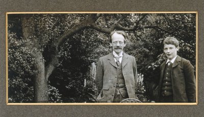 J J Thomson poikansa Georgen kanssa, n. 1909 tekijältä Unbekannt