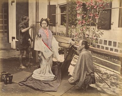 [Japanilainen nainen perinteisessä mekossa poseeraa kahden miehen kanssa], 1870-luku. tekijältä Unbekannt