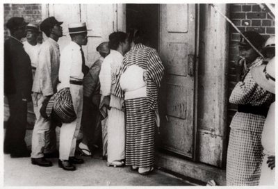 Japanilainen yleisö katsomassa Zeppelin-hangaariin, Kasumigaura, Japani, 1929 1933 tekijältä Unbekannt