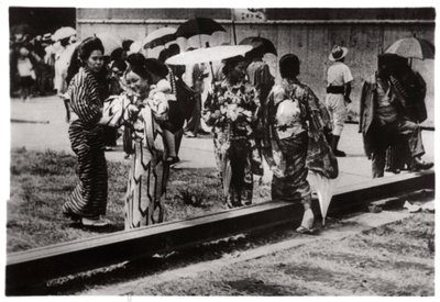 Japanilaisia naisia Zeppelin-hangaarissa, Kasumigaura, Japani, 1929 1933 tekijältä Unbekannt