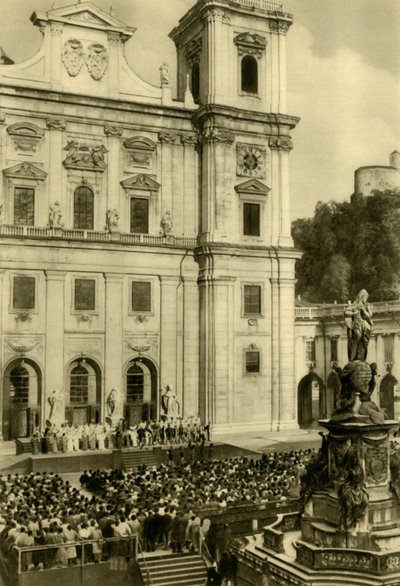 Kaikki esiintyivät Salzburgin katedraalin edessä, Salzburg, Itävalta, 1935. tekijältä Unbekannt
