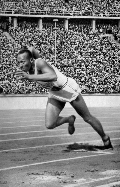 Jesse Owens 200 metrin lähdössä Berliinin olympialaisissa 1936 tekijältä Unbekannt