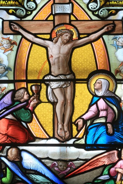 Jeesus Kristus ristillä. Lasimaalaus. Neitsyt Marian pyhäkkö la Salettessa, La Salette-Fallavaux, Ranska tekijältä Unbekannt