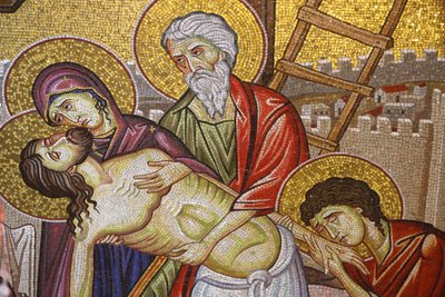 Jeesus alas ristiltä, yksityiskohta mosaiikkitaiteesta, joka kuvaa Jeesuksen Kristuksen hautausta, Pyhän haudan kirkko, Jerusalem, Israel tekijältä Unbekannt