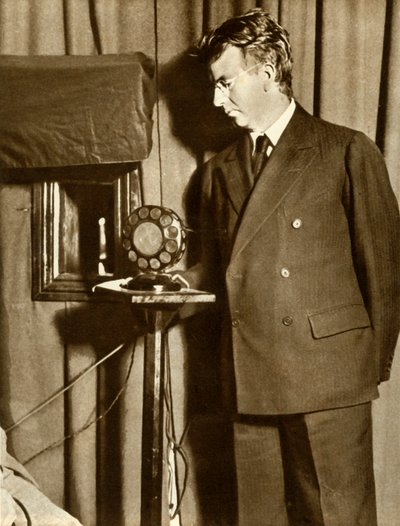 John Logie Baird katsomassa ensimmäistä näytelmää, joka esitetään televisiossa, 14. heinäkuuta 1930, 1935. tekijältä Unbekannt