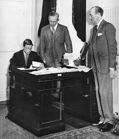 Kuningas Edward VIII työskenteli henkilökuntansa kanssa St Jamesin palatsissa Lontoossa, 1936 tekijältä Unbekannt