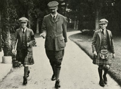 Kuningas Yrjö VI ja entinen kuningas Edward VIII sekä Hansel, heidän opettajansa, 1911, 1937. tekijältä Unbekannt