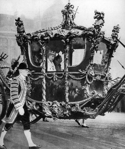 Kuningas Yrjö V ja kuningatar Maria matkalla parlamentin avajaisiin, 1930-luku tekijältä Unbekannt