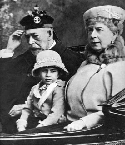 Kuningas Yrjö V ja kuningatar Maria prinsessa Margaretin kanssa ajamassa kirkkoon, Balmoral, 1930-luku tekijältä Unbekannt