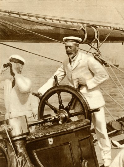 Kuningas George V Britannian jahtinsa ratissa Cowes Regatta -viikon aikana, 1924, 1935. tekijältä Unbekannt