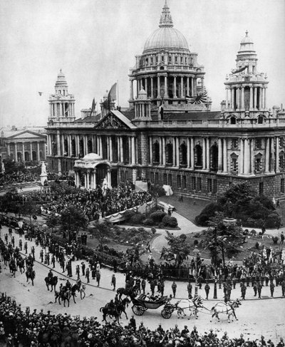 Kuningas Yrjö V ajaa avaamaan ensimmäistä Ulsterin parlamenttia Belfastissa, 1921, 1935 tekijältä Unbekannt