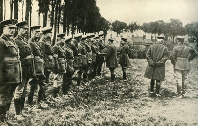 Kuningas Yrjö V vierailee liittoutuneiden joukkojen luona rintamalla, ensimmäinen maailmansota, 1915, c1920. tekijältä Unbekannt