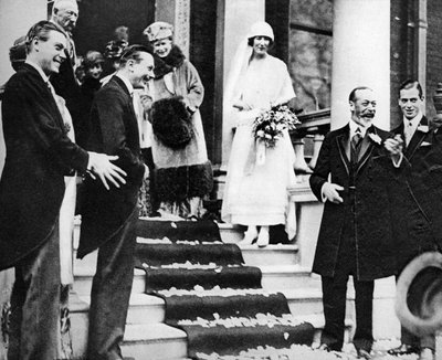 Kuningas Yrjö V toivottaa prinsessa Maudille hyviä toiveita, kun tämä lähtee häämatkalleen vuonna 1923 tekijältä Unbekannt
