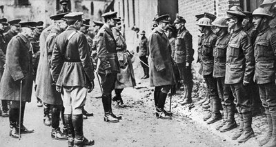 Kuningas Yrjö V 7. pataljoonan Sherwood Forestersin kanssa, ensimmäinen maailmansota, maaliskuu 1918 tekijältä Unbekannt