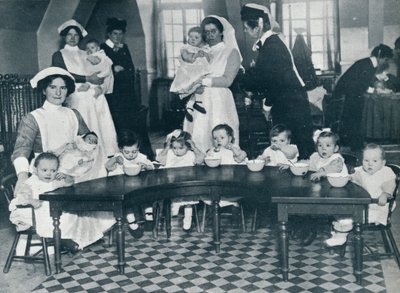 Kingsway Hall päiväkoti lapsille, joiden isät ovat sodassa ja äitejä, jotka työskentelevät, 1914 tekijältä Unbekannt