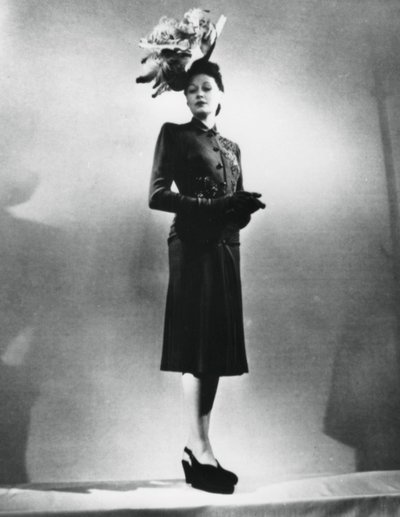 La femme chic, ranskalaisen muotisuunnittelijan Jacques Fathin asu, Pariisi, tammikuu 1943 tekijältä Unbekannt