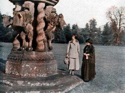 Lady Elizabeth Bowes-Lyon ja Strathmoren kreivitär, Glamis Castle, Skotlanti, 1923 tekijältä Unbekannt