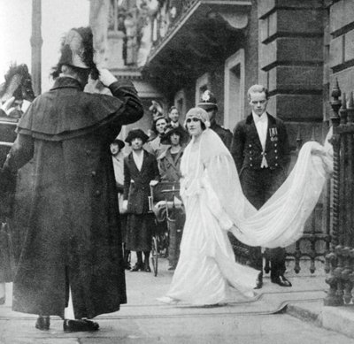 Lady Elizabeth Bowes-Lyon matkalla naimisiin Westminster Abbeyssa, 26. huhtikuuta 1923, 1937 tekijältä Unbekannt