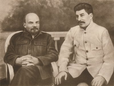 Lenin ja Stalin Gorkissa Moskovan lähellä, 1922, 1939. tekijältä Unbekannt