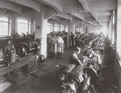 Linssien käsittely Optical Mechanical Associationin tehtaalla Pietarissa, 1916 tekijältä Unbekannt