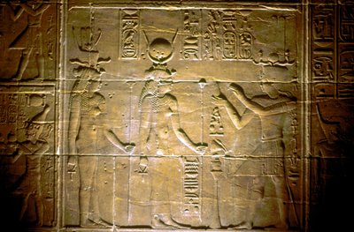 Muinaisen egyptiläisen Philaen temppelin kalkkikivirelief tekijältä Unbekannt