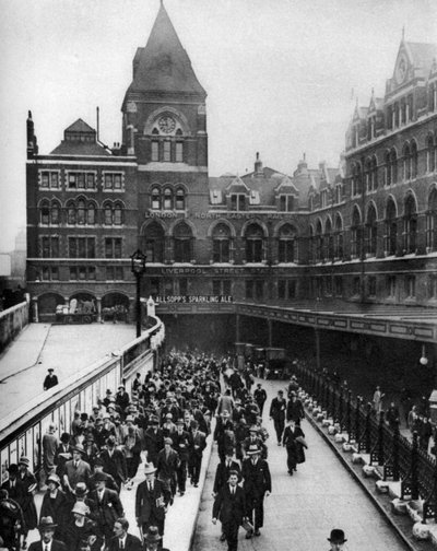 Liverpool Streetin asema kello yhdeksän aamulla, Lontoo, 1926-1927 tekijältä Unbekannt