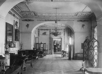 Olohuone Maryinon kartanossa, 1920-luvun alku tekijältä Unbekannt
