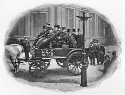 Lontoon kreivikuntaneuvoston palokuntakomitea aloittaa tarkastuksen, c1903 1903 tekijältä Unbekannt
