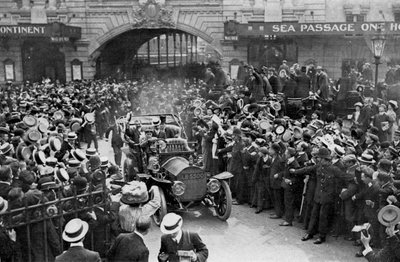 Louis Blériot matkalla Savoy-hotelliin Lontooseen, 25. heinäkuuta 1909 tekijältä Unbekannt