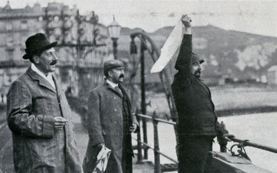 Louis Blériot Doverin laiturilla lennon jälkeen Englannin kanaalin yli 25. heinäkuuta 1909 tekijältä Unbekannt