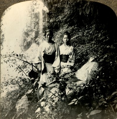 Maidens of the Land of the Rising Sun, Kogijoku-vesiputousten alla..., v1900. . tekijältä Unbekannt