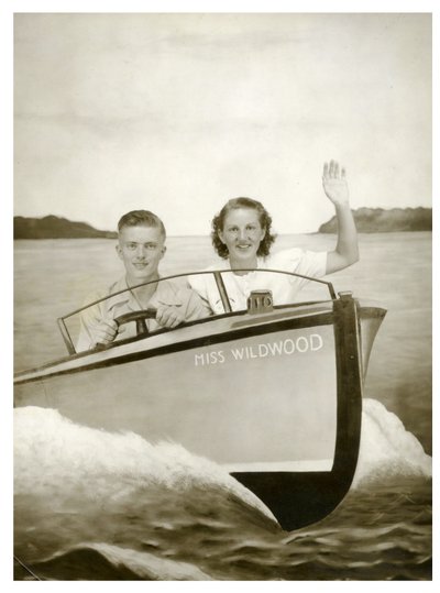 Mies ja nainen veneessä nimeltä "Miss Wildwood" n. 1940(kuva) tekijältä Unbekannt
