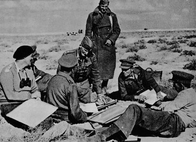 Kartat ja suunnitelmat on levitetty hiekkaan, 1942 1944 tekijältä Unbekannt
