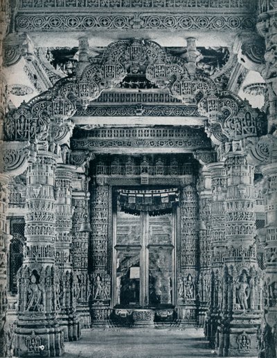 Marmoriveistos Jain-temppelin sisäänkäynnillä Dilwarassa, Mount Abu, c1100. tekijältä Unbekannt