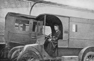 Marie Curie, puolalaissyntyinen ranskalainen fyysikko, joka ajoi radiologiseksi yksiköksi muunnettua autoa, 1914 tekijältä Unbekannt