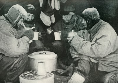 Napapuolueen jäsenet aterioimassa leirillä, c1911, 1913 tekijältä Unbekannt
