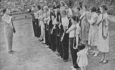 Naisten vapaaehtoisen puolustusjoukon jäseniä koulutetaan kivääriharjoituksiin, toinen maailmansota, 1940 tekijältä Unbekannt