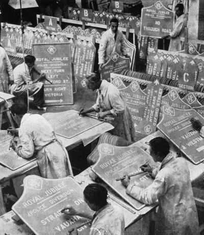 Miehet RAC:n moottoritieosastolla valmistelemassa liikennemerkkejä, 1935 tekijältä Unbekannt