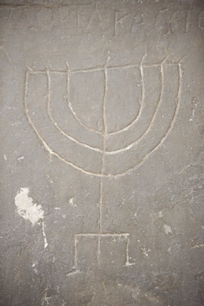 Menora (Menorah) kaiverrettu vanhaan hautakiveen, Budapest, Hongrie tekijältä Unbekannt