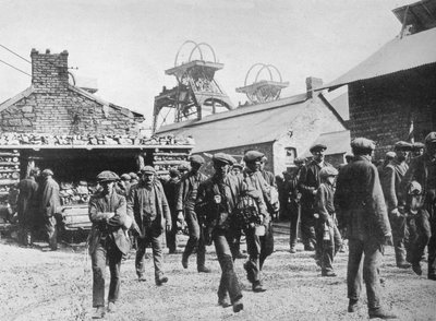 Kaivostyöläiset jättävät vartalon lakon umpeutumisen jälkeen, 1915 tekijältä Unbekannt