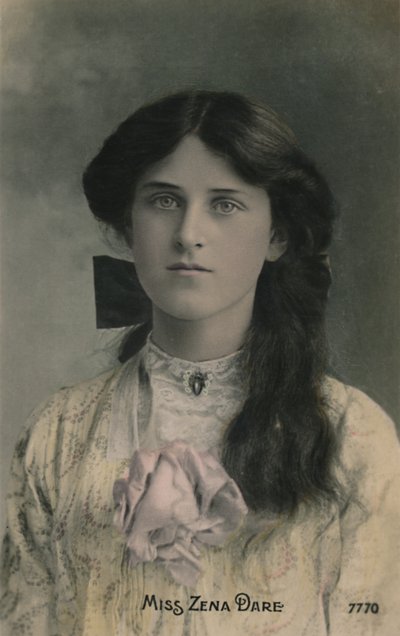 Neiti Zena Dare, 1887-1975, c1930. tekijältä Unbekannt