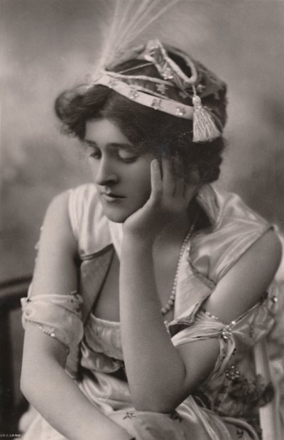 Neiti Zena Dare, 1887-1975, c1930. tekijältä Unbekannt