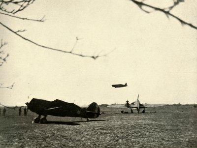 Morane 406 Vassincourtin lentoasemalla ranskalaisen Curtiss Hawkin ja Hurricanen kanssa, 1939-1940, 1941. tekijältä Unbekannt