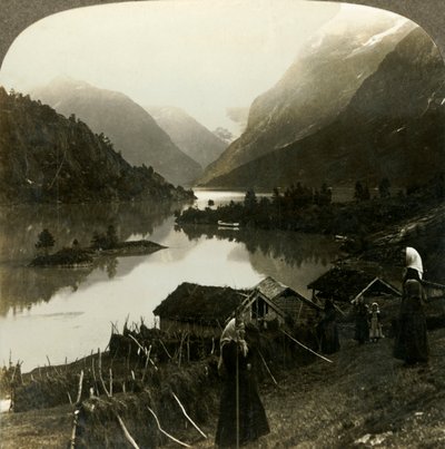 Vuoristoseinämäinen Loen-järvi - kauneudeltaan ja loistoltaan vertaansa vailla - Setenin maatilalta, Norjasta, vuodelta 1905. tekijältä Unbekannt