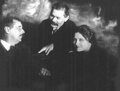 Moura Budberg Herbert George Wellsin ja Maxim Gorkin kanssa Petrogradissa, 1920 tekijältä Unbekannt