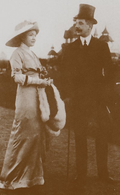 Moura Budberg ensimmäisen aviomiehensä von Benckendorfin kanssa Berliinin hevoskilpailuissa 1913 tekijältä Unbekannt