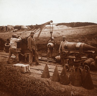 Liikkuvat kuoret nosturilla, Genicourt, Pohjois-Ranska, c1914-c1918 tekijältä Unbekannt