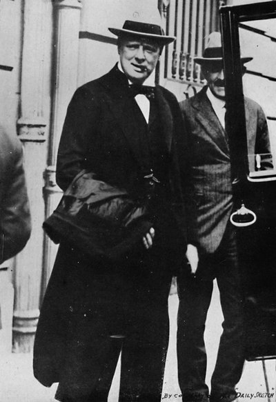 Herra Churchill osallistui rauhankonferenssiin Pariisissa, 1919, 1945 tekijältä Unbekannt