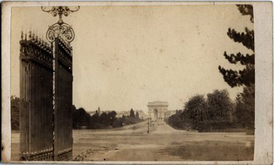 Pariisin kunta (1871): näkymä Porte Maillotille ja Riemukaarelle. Anonyymi valokuvaus. Tulostus pahville Dim. 17x8 cm tekijältä Unbekannt